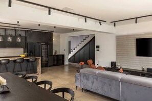 Télévision, lecteur de DVD, chaîne hi-fi