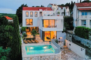 Exterior - Unique Villa Gallery Sutivan, pool & sauna, sea view, near center, outdoor grill (Sutivan)