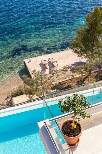 VILLA MARIS -heated pool,sauna,first row sea/beach, pets friendly