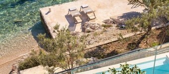 VILLA MARIS -heated pool,sauna,first row sea/beach, pets friendly