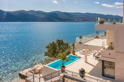 Villa Maris, 5m sea/beach, heated infinity pool, sauna, pets friendly