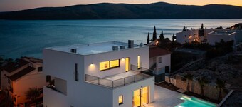 NEW ! Villa Brilliance, heated pool 50m2 sea view, big group 100 m from sea, bbq