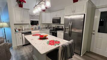 Refrigerador, microondas, horno y lavavajillas