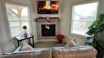 Televisión y chimenea