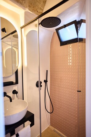 Dusche, Haartrockner, Bidet, Handtücher