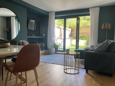 Garden flat in central Hove, close to the beach, shops, bars and restaurants