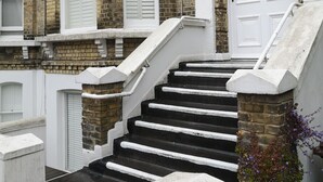 A multi-story building with a staircase leading to the entrance. - Garden flat in central Hove, close to the beach, shops, bars and restaurants (Brighton and Hove)