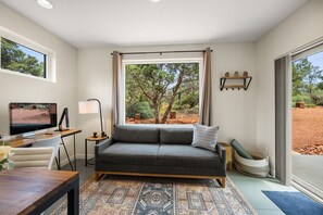 Una Smart TV, una chimenea, una impresora