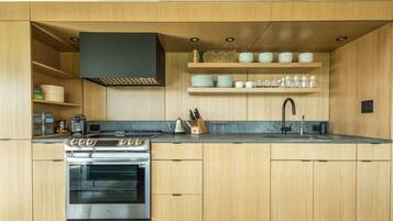 Frigorífico, horno, placa de cocina y lavavajillas