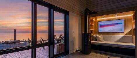 Smart TV, fireplace, books, stereo