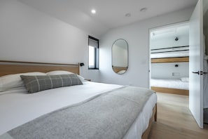 6 bedrooms, desk, iron/ironing board, free WiFi