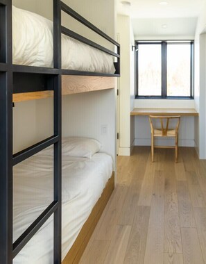 6 bedrooms, desk, iron/ironing board, free WiFi
