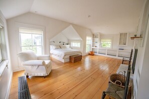 3 bedrooms, desk, travel cot, WiFi