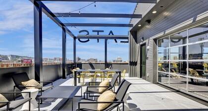 Chic Oasis w/ Pool, Gym, & Stunning City Views