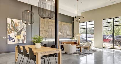 Chic Oasis w/ Pool, Gym, & Stunning City Views