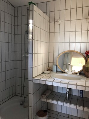 Douche, sèche-cheveux, serviettes fournies, papier toilette