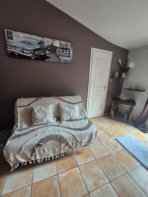 1 bedroom, iron/ironing board, free WiFi, bed sheets