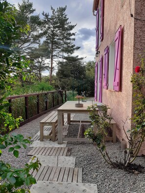 تناول الطعام بالخارج