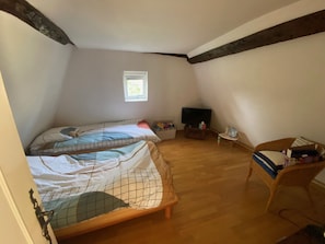 4 室のベッドルーム、アイロン / アイロン台、ベッドシーツ