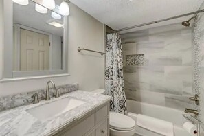 Dusj, hårføner, håndklær og såpe