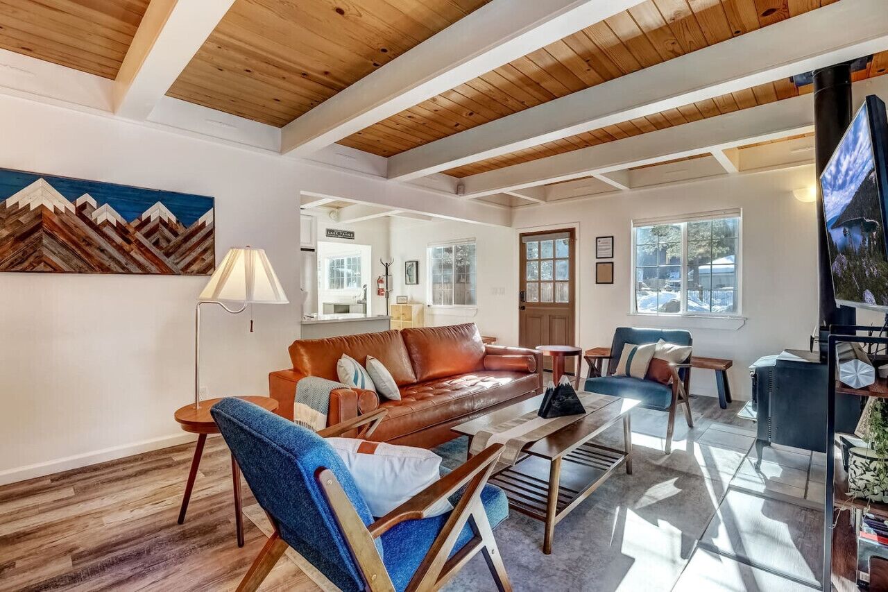 Een smart-tv, een open haard, videogames en een kantoor