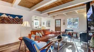 Een smart-tv, een open haard, videogames en een kantoor