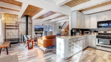 Een koelkast, een magnetron, een oven, een kookplaat