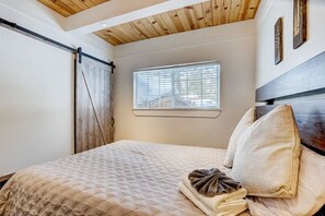3 habitaciones, escritorio y tabla de planchar con plancha 