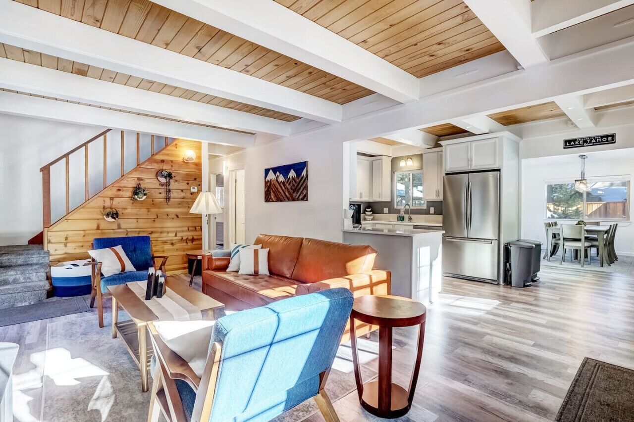 Een smart-tv, een open haard, videogames en een kantoor