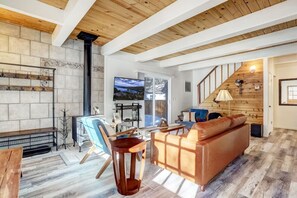 Smart TV, chimenea, videojuegos y oficina 