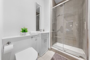 Apartemen | Kamar mandi | Shower, pengering rambut,  dan handuk