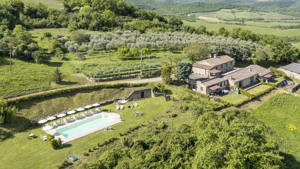 A rural property with a swimming pool, stone buildings, and surrounding greenery. - Apartment Marcigliana Front Pool Radicondoli (Radicondoli)