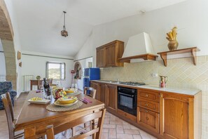 Refrigerador, horno, parrilla de estufa y cafetera y tetera 