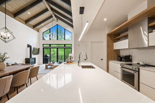 Køleskab, mikrobølgeovn, ovn, kogeplade