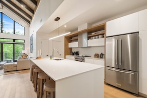 Køleskab, mikrobølgeovn, ovn, kogeplade