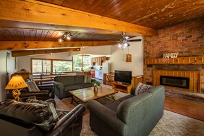 Classic Cottage, 4 Bedrooms, Mountain View | Living area | 40-inch LED TV with cable channels, fireplace - 4 bedroom Blue Mountain Cottage with Private Beach Access, BBQ, Petfriendly (The Blue Mountains)