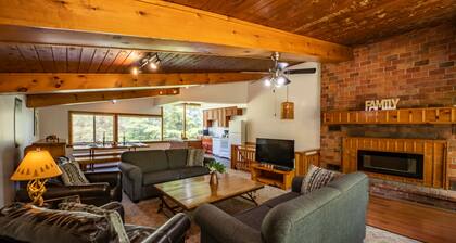 4 bedroom Blue Mountain Cottage with Private Beach Access, BBQ, Petfriendly
