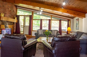 Casa de campo clássica, 4 quartos, vista para a montanha | Área de estar | TV LED 40 polegadas com canais a cabo, lareira