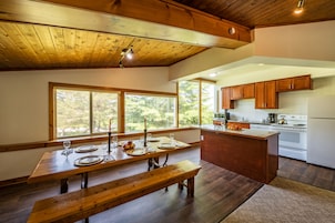 Casa de campo clássica, 4 quartos, vista para a montanha | Cozinha privada | Geladeira grande, micro-ondas, fogão, cooktop