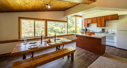 4 bedroom Blue Mountain Cottage with Private Beach Access, BBQ, Petfriendly