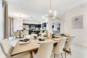 Dining - NEW EPIC Themed Pool Villa l VR Game Room l 3 miles to Disney (Kissimmee)