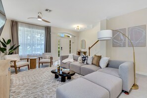 Smart TV, video games, books - NEW EPIC Themed Pool Villa l VR Game Room l 3 miles to Disney (Kissimmee)