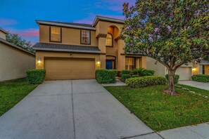 Exterior - NEW EPIC Themed Pool Villa l VR Game Room l 3 miles to Disney (Kissimmee)