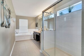 Bruser, miljøvenlige toiletartikler, hårtørrer, håndklæder