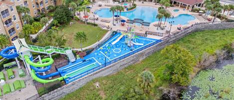 Una piscina al aire libre, una piscina climatizada