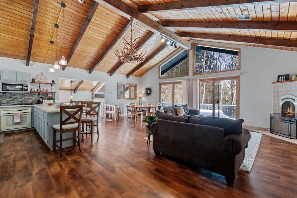 Televisión, chimenea, futbolito y libros 