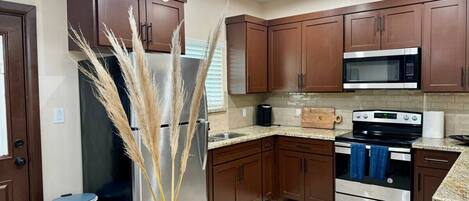 Een koelkast, een microgolfoven, een oven, een kookplaat