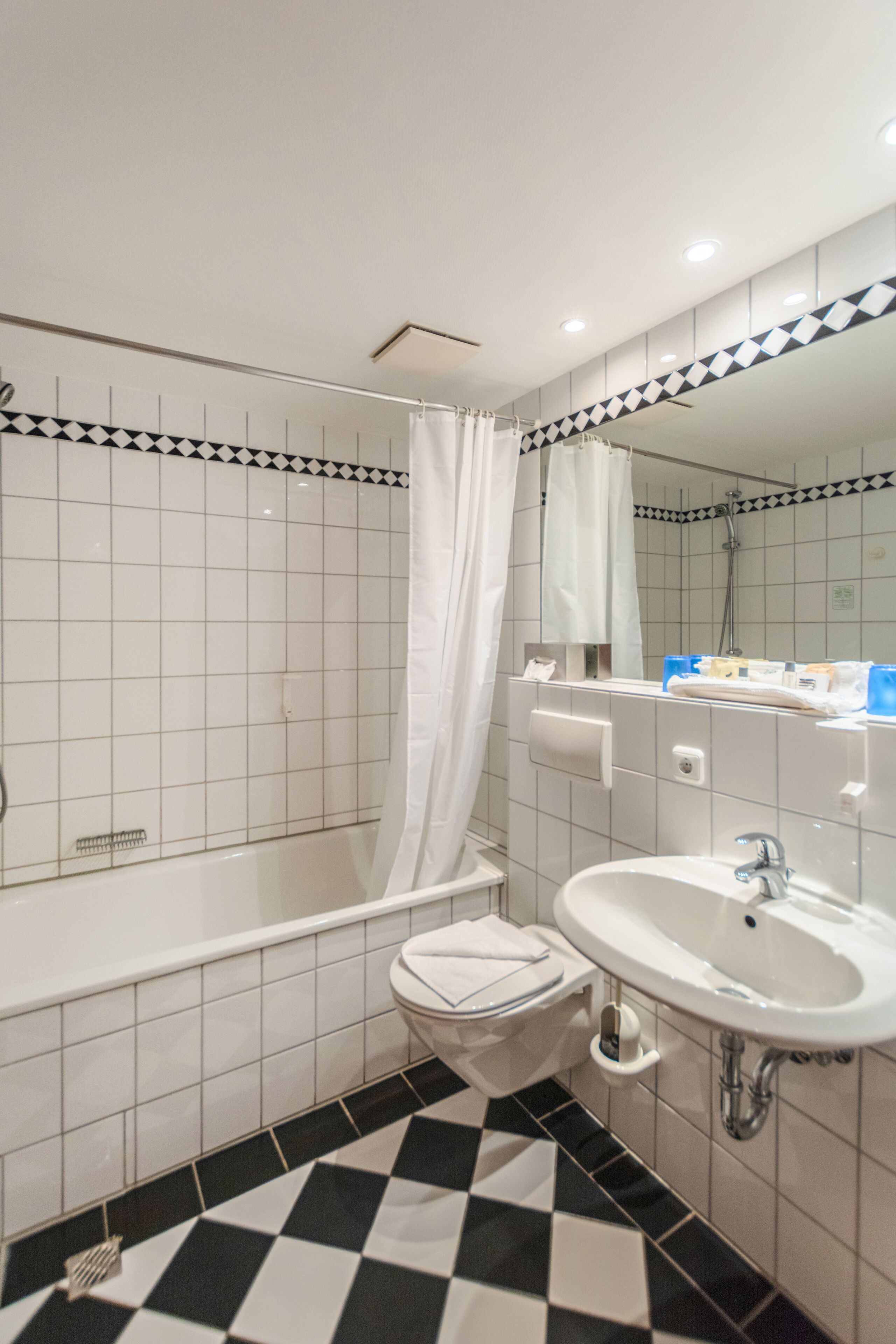 Een badkamer met een bad, toilet en wastafel.