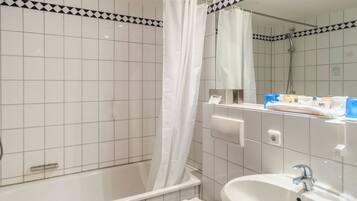 Un baño con bañera, inodoro y lavamanos.