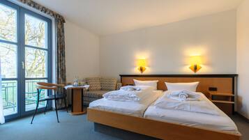 Deluxe-Zimmer, Balkon | 1 Schlafzimmer, Allergikerbettwaren, Zimmersafe, Schreibtisch